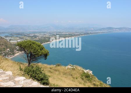 Le Temple de Jupiter, Mont Circeo, à Terracina, Latium, Italie. Les vestiges du temple au sommet de la montagne et la vue sur la ville et le Banque D'Images