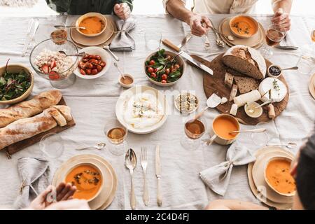 Vue de dessus de la table pleine de délicieux plats. Le déjeuner au café vous propose du pain frais avec du fromage et des bols avec des soupes de citrouille Banque D'Images