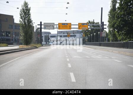 Potsdam, Allemagne. 26 juin 2020. Le long Bridge est également fermé en raison de l'explosion de la bombe. Pour éliminer une bombe de la Seconde Guerre mondiale à Potsdam, un cercle de barrière d'un rayon d'environ 800 mètres autour du site a été établi. Toutes les routes menant à la zone ont été fermées. Credit: Julian Stähle/dpa-Zentralbild/dpa/Alay Live News Banque D'Images