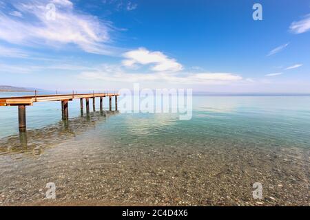 Jetée en bois et eau calme à la plage de Kadirga à Assos - Canakkale, Turquie. Banque D'Images