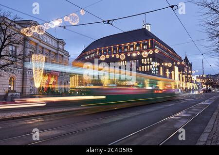 Helsinki, Finlande - 21 décembre 2017 : déplacement du tramway sur fond de Stockmann. Ville décorée pour Noël Banque D'Images