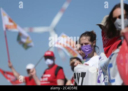 26 juin 2020, Rhénanie-du-Nord-Westphalie, Keyenberg: Les militants du mouvement climatique vendredi pour l'avenir et Alle Dörfer Bleiben ont formé une ligne rouge à la mine de Garzweiler pendant une manifestation contre la loi sur le charbon prévue par le gouvernement fédéral. Photo : David Young/dpa Banque D'Images