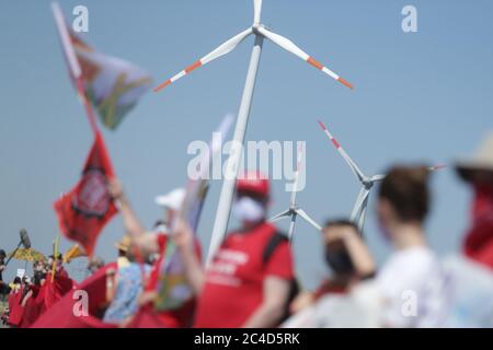 26 juin 2020, Rhénanie-du-Nord-Westphalie, Keyenberg: Les militants du mouvement climatique vendredi pour l'avenir et Alle Dörfer Bleiben ont formé une ligne rouge à la mine de Garzweiler pendant une manifestation contre la loi sur le charbon prévue par le gouvernement fédéral. Photo : David Young/dpa Banque D'Images