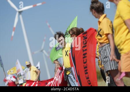 26 juin 2020, Rhénanie-du-Nord-Westphalie, Keyenberg: Les militants du mouvement climatique vendredi pour l'avenir et Alle Dörfer Bleiben ont formé une ligne rouge à la mine de Garzweiler pendant une manifestation contre la loi sur le charbon prévue par le gouvernement fédéral. Photo : David Young/dpa Banque D'Images