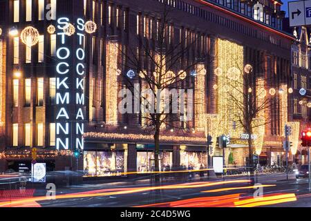 Helsinki, Finlande - 21 décembre 2017 : Stockmann. Ville décorée pour Noël Banque D'Images