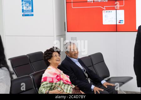 Tun Dr. Mahathir Mohamed, ancien Premier ministre de Malaisie et son épouse à l'aéroport international de Narita, Tokyo, Japon Banque D'Images
