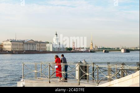 Saint-Pétersbourg, Russie – 16 juin 2020 : les gens regardent les monuments de la ville depuis la petite jetée de la Neva Banque D'Images