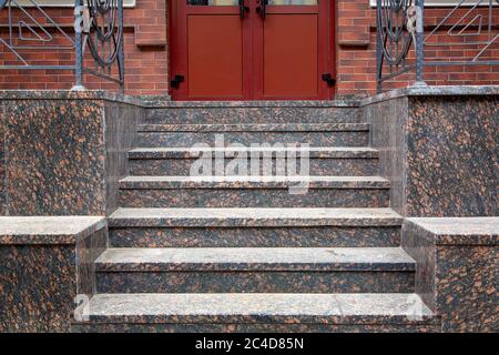 escalier en marbre avec une élévation à la porte d'entrée, seuil avec entrée des marches vue rapprochée de l'avant. Banque D'Images