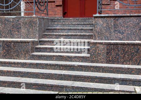escalier en marbre avec une montée à la porte d'entrée, seuil avec marches pour la porte d'entrée vue latérale rapprochée. Banque D'Images