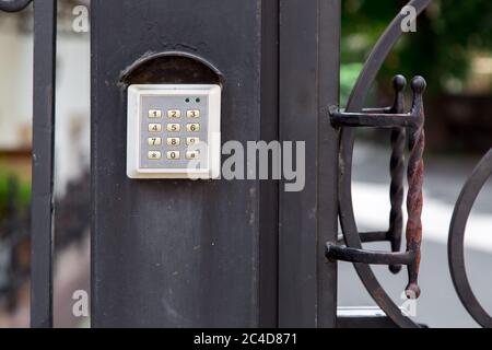 verrou de sécurité électronique pour l'accès avec des boutons permettant de saisir le mot de passe installé sur la grille en fer forgé, dispositif de sécurité fronte view. Banque D'Images