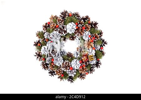 Couronne de Noël de cônes et aiguilles vertes avec cerf décoratif et boules rouges isolées sur fond blanc. Banque D'Images