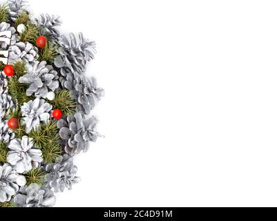 Plaque de Noël de carte postale du décor de cônes peints en colore gris et espace de copie gratuit. Banque D'Images