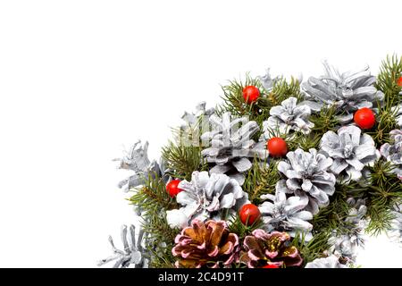Plaque de Noël de carte postale du décor de cônes peints et de boules rouges, espace libre pour le texte. Banque D'Images