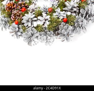 Plaque de Noël de carte postale du décor de cônes peints en gris de minerai et de l'espace libre pour le texte. Banque D'Images