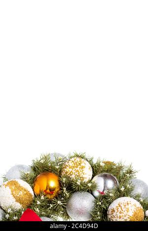 Carte postale de couronne de noël horizontale vierge avec boules de jouets de noël en perles isolées sur fond blanc avec espace pour le texte de la nouvelle année. Banque D'Images