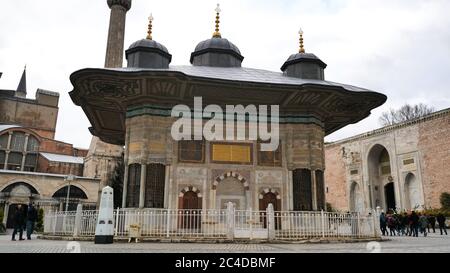Istanbul, Turquie - 8 janvier 2020 : la fontaine Ahmet a été construite à Istanbul entre la porte d'entrée du palais de Topkap et la basilique Sainte-Sophie Banque D'Images