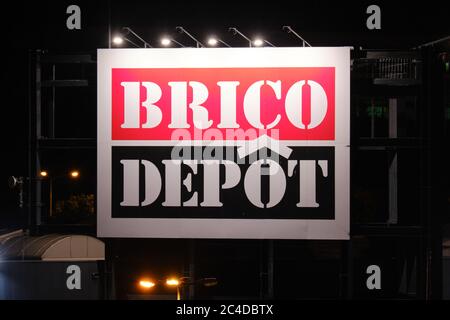 Logo Brico Depot sur un panneau d'affichage, la nuit, à Bucarest, Roumanie - 28 mai 2020. Banque D'Images