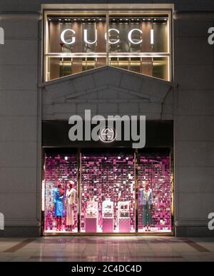 Le magasin Gucci dans la rue Omotesando la nuit, Tokyo, Japon Banque D'Images