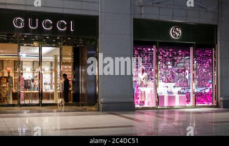 Le magasin Gucci dans la rue Omotesando la nuit, Tokyo, Japon Banque D'Images
