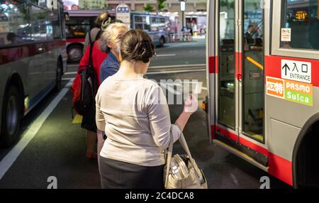 Les navetteurs se préparent à monter à bord d'un bus public à la gare de Shibuya, Tokyo, Japon Banque D'Images