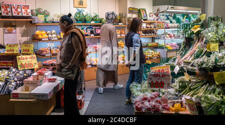 Les gens dans une épicerie, Shibuya, Japon Banque D'Images