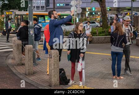 Touristes étrangers dans la rue Shibuya, Tokyo, Japon la nuit. Banque D'Images