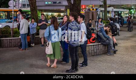 Touristes étrangers dans la rue Shibuya, Tokyo, Japon la nuit. Banque D'Images