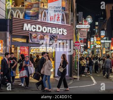 McDonalds Outlet dans Shibuya Street, Tokyo, Japon la nuit. Banque D'Images