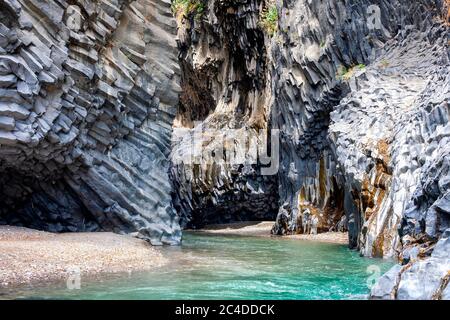 Rivière Alcantara avec formations géologiques de basalte. Parc botanique et géologique de Gole Alcantara en Sicile, près du volcan Etna en Italie Banque D'Images