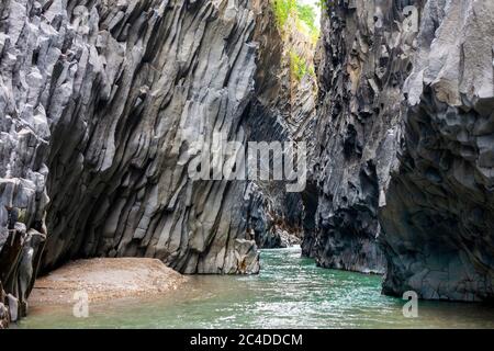 Gorge de la rivière Alcantara qui coule parmi les formations géologiques de basalte. Parc botanique et géologique de Gole Alcantara en Sicile, près du volcan Etna à Ital Banque D'Images