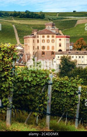 Panorama de Barolo (Piémont, Italie) avec la ville, le château médiéval et les vignes. Barolo est le principal village du quartier des vins des Langhe Banque D'Images