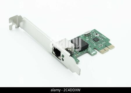 Vue isolée d'une carte PCIe de réseau Ethernet d'ordinateur général montrant la carte de circuit imprimé et les composants, y compris le chipset. Banque D'Images