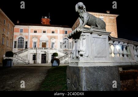 Château de Govone dans le Piémont, Italie, la nuit Banque D'Images