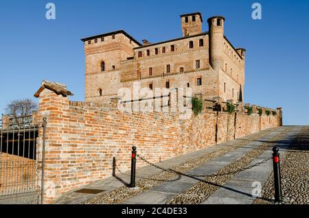 Château de Grinzane Cavour, site classé au patrimoine mondial de l'UNESCO dans les collines de Langhe (Piémont, Italie). Le château était la maison de Camillo Benso, comte de C. Banque D'Images