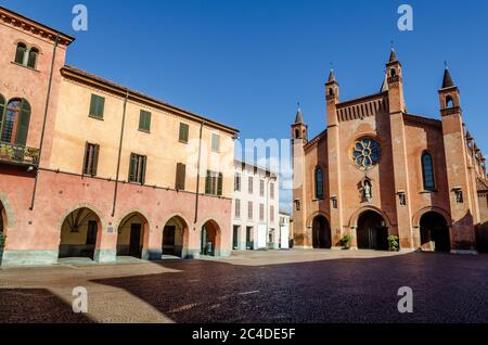 Piazza Risorgimento, place principale d'Alba (Piémont, Italie) avec cathédrale Saint-Laurent Banque D'Images