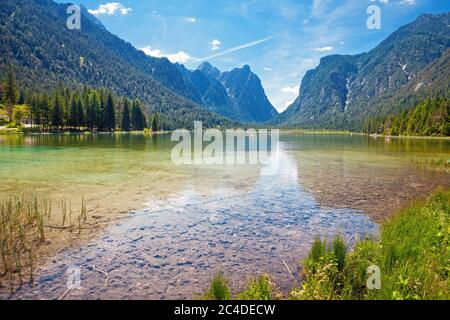 Lac Dobbiaco (Toblacher See) dans les Dolomites, Tyrol du Sud, Italie Banque D'Images