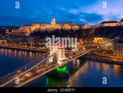 Europe Hongrie Budapest décoré Szechenyi Pont de la chaîne Danube fleuve Buda château. Banque D'Images