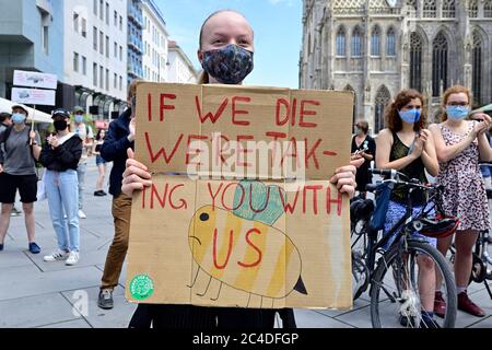 Vienne, Autriche. 26 juin 2020. Rassemblement et manifestation du vendredi pour l'avenir: Grève climatique: "Pas d'emplois sur une planète morte" à Vienne le 26 juin 2020. Crédit: Franz PERC / Alay Live News Banque D'Images