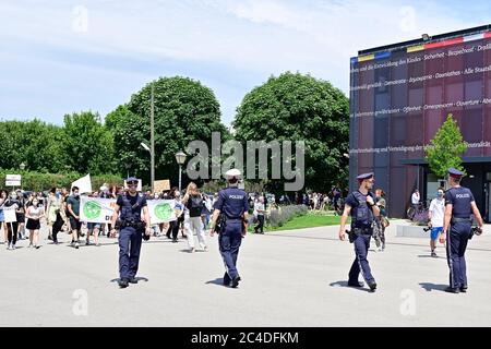 Vienne, Autriche. 26 juin 2020. Rassemblement et manifestation du vendredi pour l'avenir: Grève climatique: "Pas d'emplois sur une planète morte" à Vienne le 26 juin 2020. Crédit: Franz PERC / Alay Live News Banque D'Images