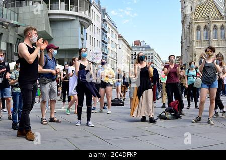 Vienne, Autriche. 26th juin 2020. Rassemblement et manifestation du vendredi pour l'avenir: Grève climatique: "Pas d'emplois sur une planète morte" à Vienne sur 26 juin 2020. Plaque avec l'inscription « for a Green reconstruction ». Credit: Franz PERC / Alamy Live News Banque D'Images