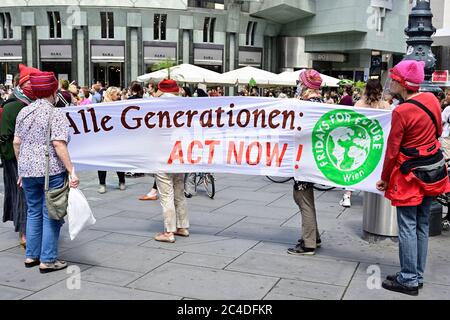 Vienne, Autriche. 26 juin 2020. Rassemblement et manifestation du vendredi pour l'avenir: Grève climatique: "Pas d'emplois sur une planète morte" à Vienne le 26 juin 2020. Crédit: Franz PERC / Alay Live News Banque D'Images