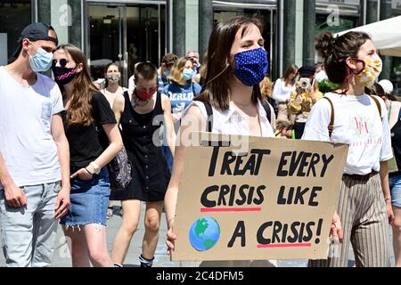 Vienne, Autriche. 26 juin 2020. Rassemblement et manifestation du vendredi pour l'avenir: Grève climatique: "Pas d'emplois sur une planète morte" à Vienne le 26 juin 2020. Crédit: Franz PERC / Alay Live News Banque D'Images