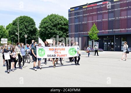 Vienne, Autriche. 26 juin 2020. Rassemblement et manifestation du vendredi pour l'avenir: Grève climatique: "Pas d'emplois sur une planète morte" à Vienne le 26 juin 2020. Crédit: Franz PERC / Alay Live News Banque D'Images