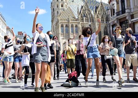 Vienne, Autriche. 26 juin 2020. Rassemblement et manifestation du vendredi pour l'avenir: Grève climatique: "Pas d'emplois sur une planète morte" à Vienne le 26 juin 2020. Crédit: Franz PERC / Alay Live News Banque D'Images