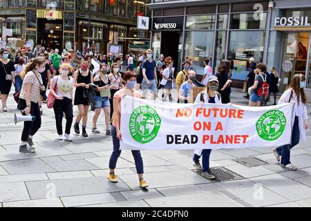Vienne, Autriche. 26th juin 2020. Rassemblement et manifestation du vendredi pour l'avenir: Grève climatique: "Pas d'emplois sur une planète morte" à Vienne sur 26 juin 2020. Plaque avec l'inscription « for a Green reconstruction ». Credit: Franz PERC / Alamy Live News Banque D'Images