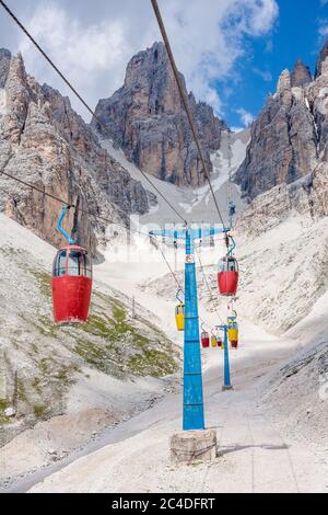 Téléphérique coloré menant à Forcella Staunies, dans le massif du Mont Cristallo (Cortina d'Ampezzo, Dolomites, Italie) Banque D'Images