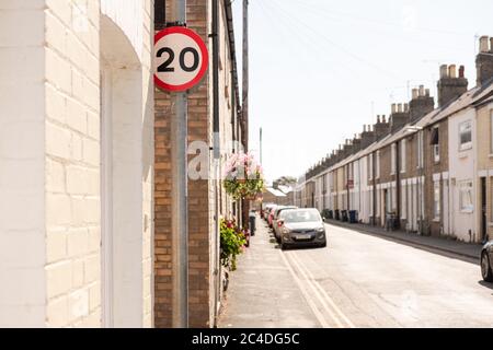 Rue mitoyenne montrant un panneau de limite de vitesse de 20 km/h. Les vieilles maisons historiques sont vues avec des véhicules garés. Souvent utilisés comme une route de banlieue très fréquentée Banque D'Images