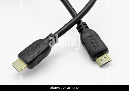 Câble de connexion HDMI vers HDMI A/V. Illustration des connecteurs HDMI dorés et de l'assemblage de la gaine de connecteur épaisse. Utilisé pour les téléviseurs UHD Banque D'Images