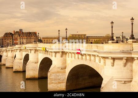 Ile de la Cité, Paris, France, Europe - Pont neuf au-dessus de la Seine. Banque D'Images