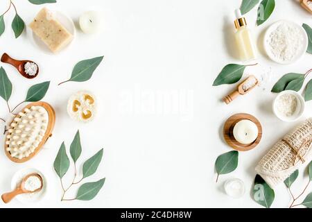 Concept spa avec huile d'eucalyptus et extrait de feuille d'eucalyptus naturel bio produits cosmétiques spa éco-accessoires de salle de bain. Concept de soin de la peau Banque D'Images